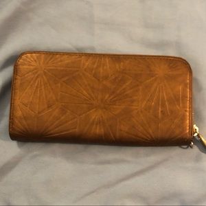Neutral wallet with slight shimmer